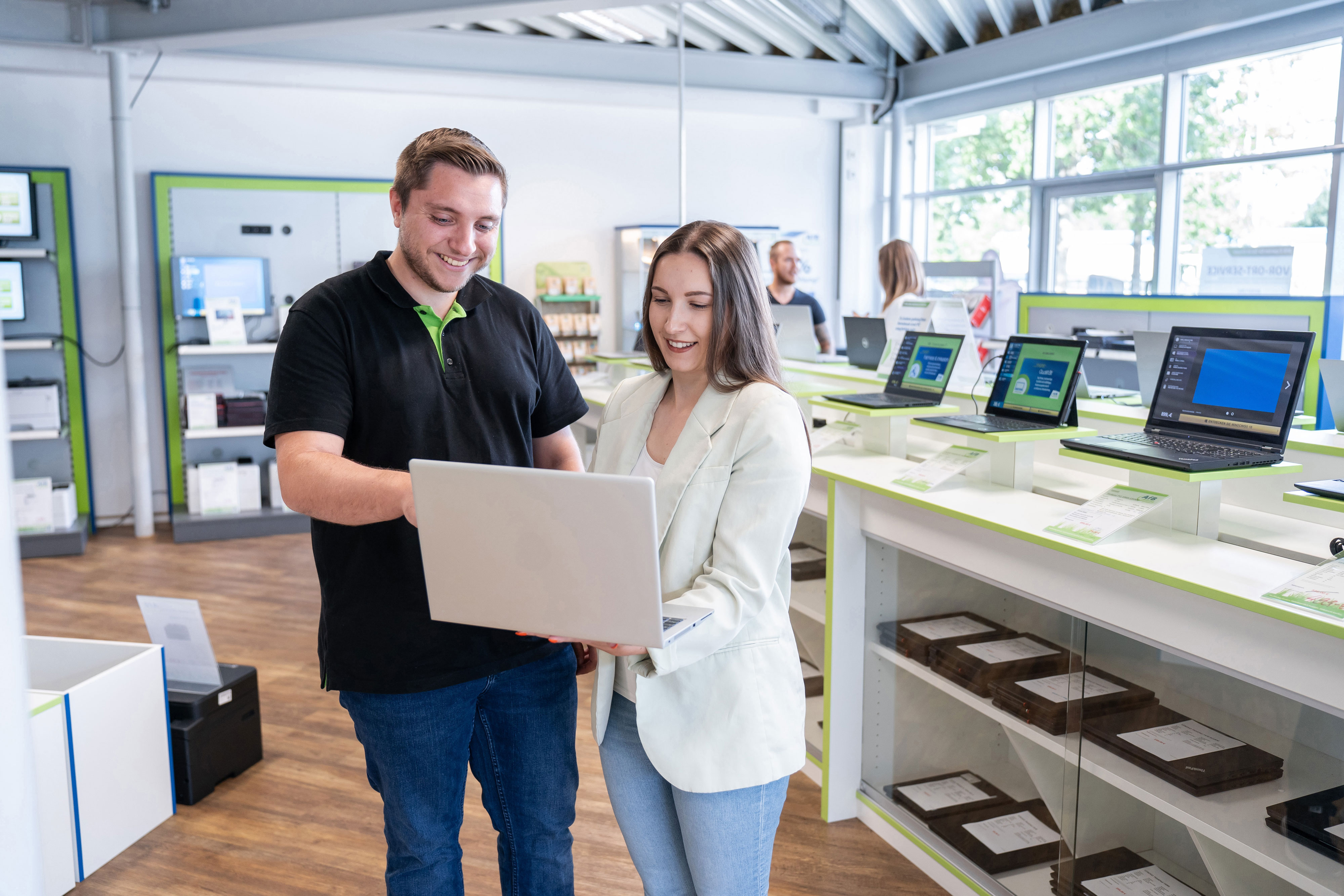 Die Grafik zeigt einen Kunden und einen Berater im afb-Shop