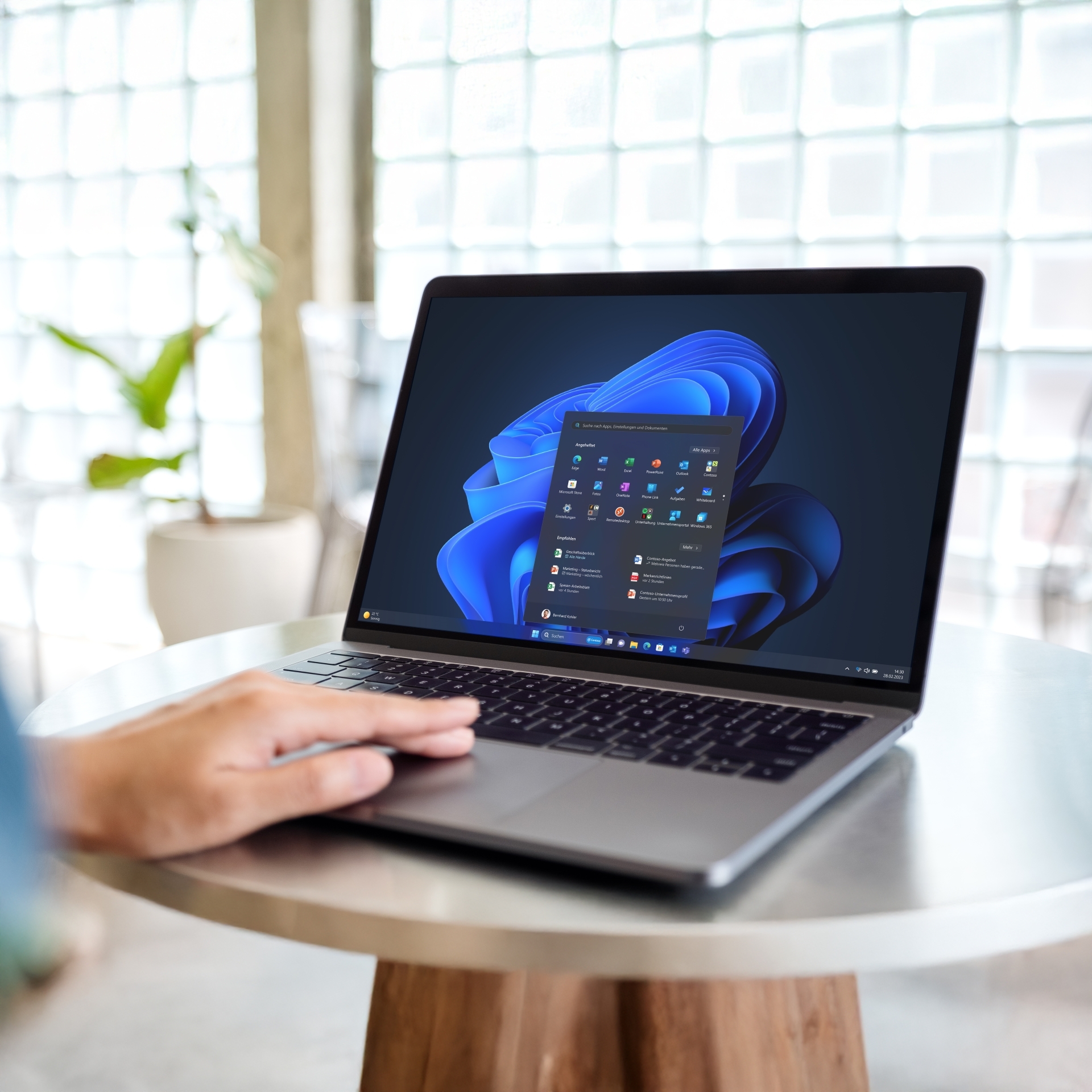 Das Bild zeigt ein Notebook mit installiertem Windows 11