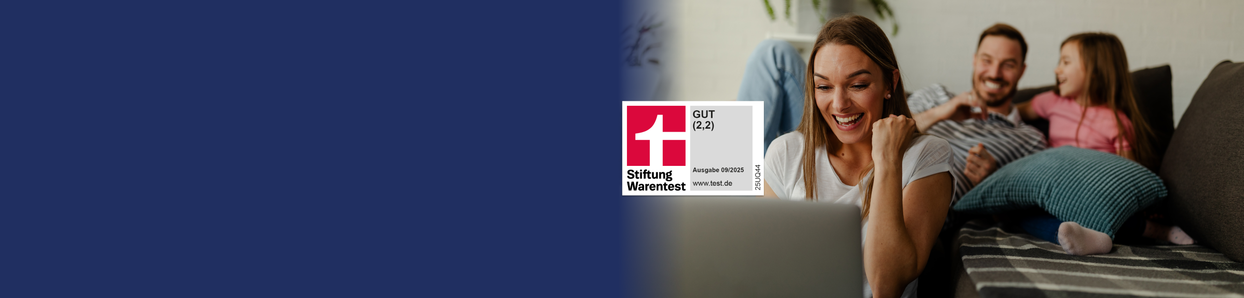 Die Grafik zeigt Stiftung Warentest logo ein Laptop und Menschen