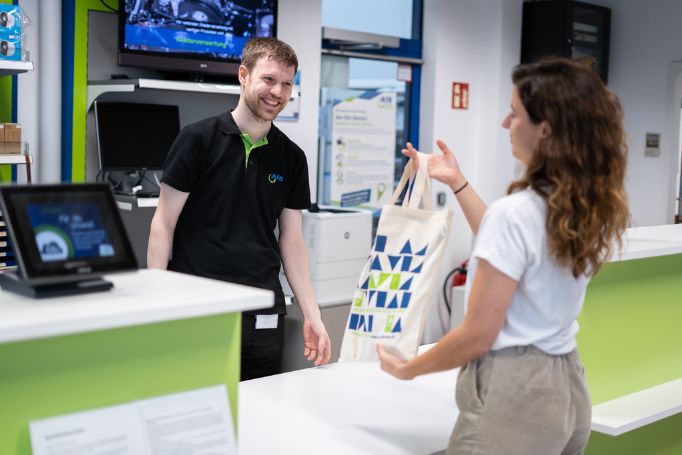 ds Bild zeigt Afb-Shopmitarbeitende im Kundengespräch