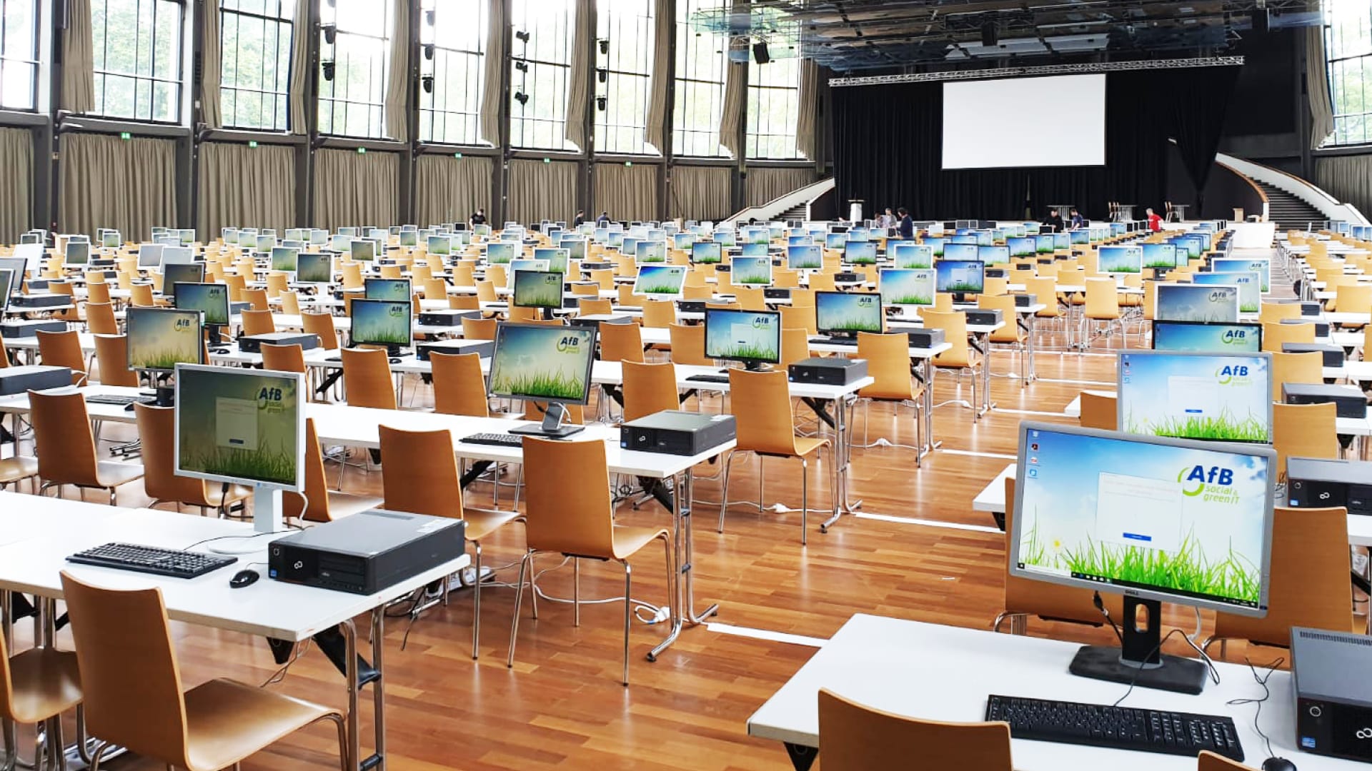 Übersicht über 200 gemietete PC-Arbeitsplätze zur Europawahl in Karlsruhe. Übersicht über 200 gemietete PC-Arbeitsplätze zur Europawahl in Karlsruhe.
