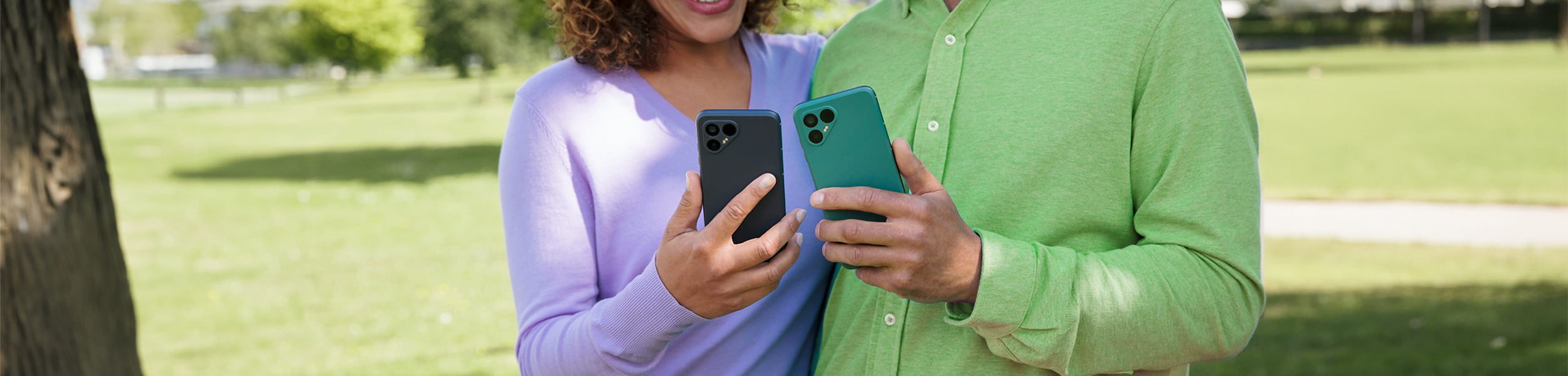 das Bild zeigt ein Paar mit je einem Fairphone in der Hand