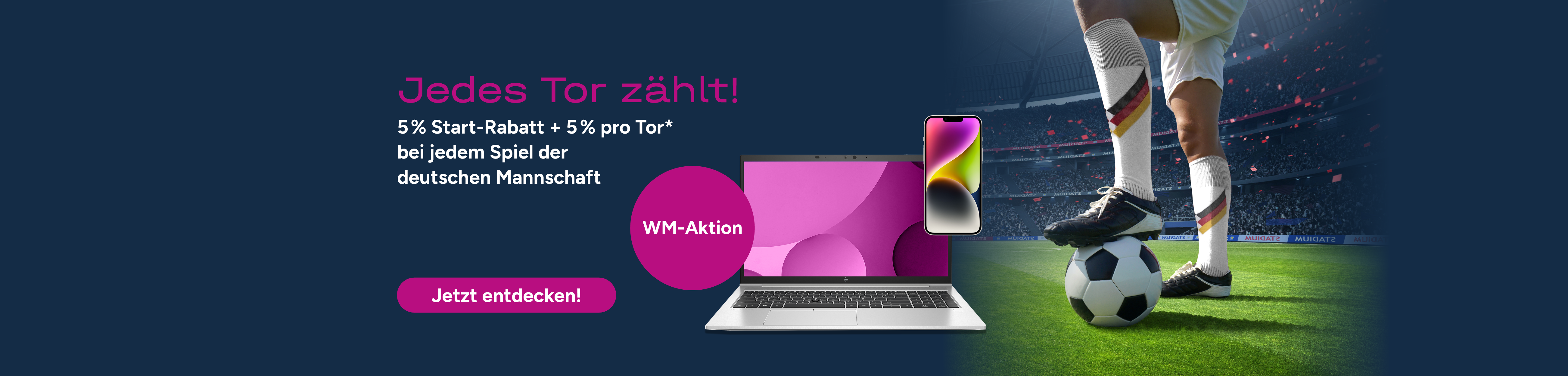 Auf der Grafik sieht man einen Laptop, ein Smartphone und einen Fußballspieler mit einem Ball.