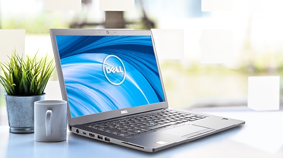Das Bild zeigt ein Dell-Notebook mit Markenlogo auf dem Bildschirm