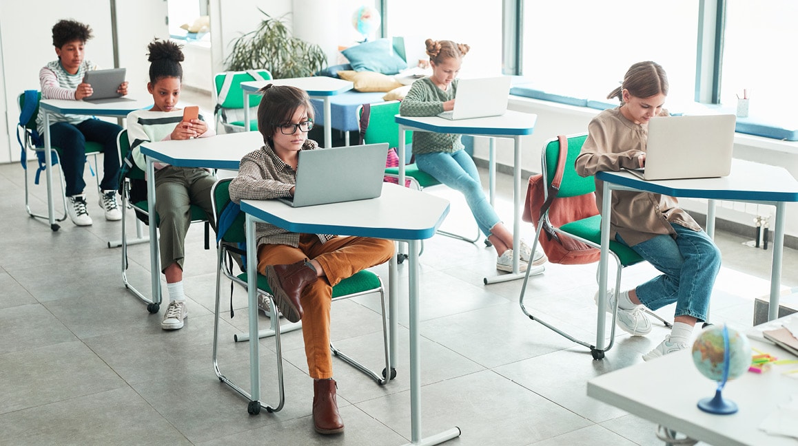 Bild zeigt Schulklasse beim arbeiten an Notebooks