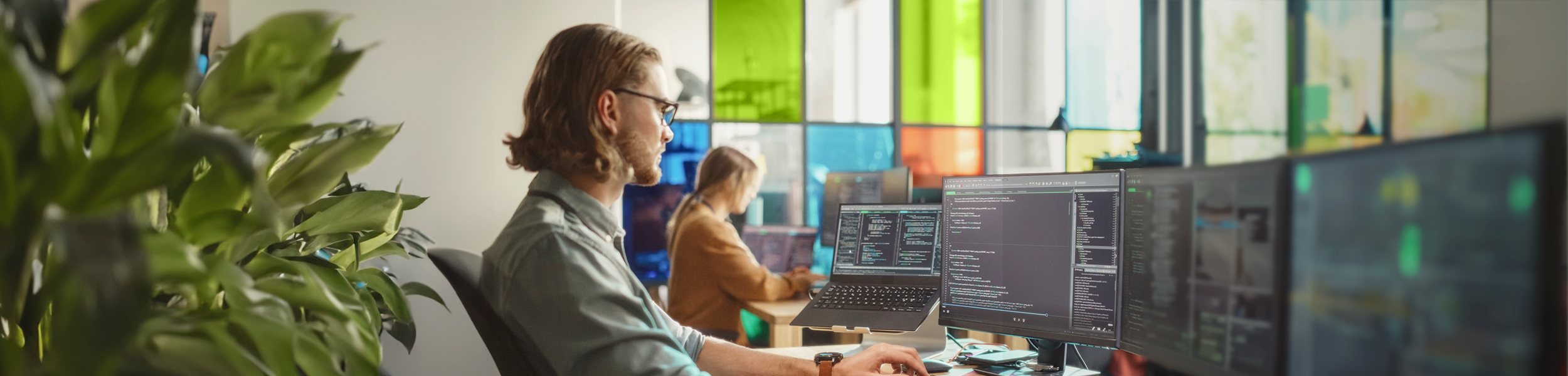 das Bild zeigt einen Mann und eine Frau beich technischer Büroarbeit 
