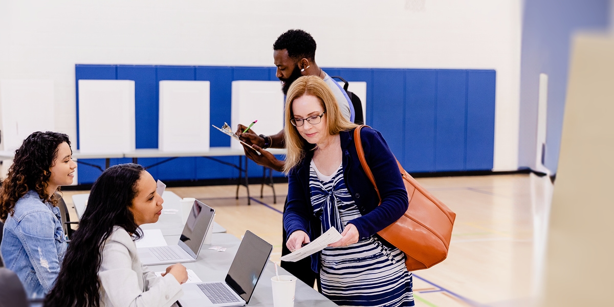 Wahlhelferinnen arbeiten am Notebook im Wahlbüro. Wahlhelferinnen arbeiten am Notebook im Wahlbüro.
