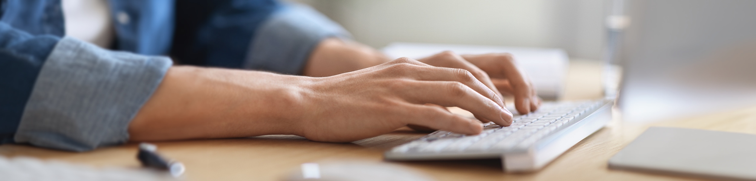 Bild zeigt Mann tippt an PC-Tastatur