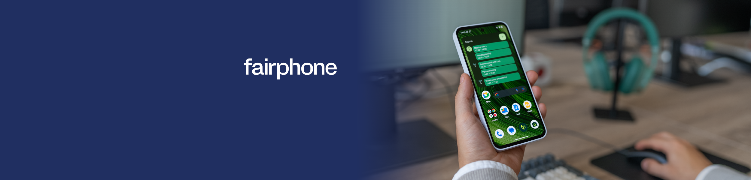 Die Grafik zeigt eine Hand, die ein Fairphone hält