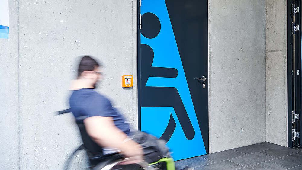 Rollstuhlfahrer im barrierefreien AfB-Gebäude