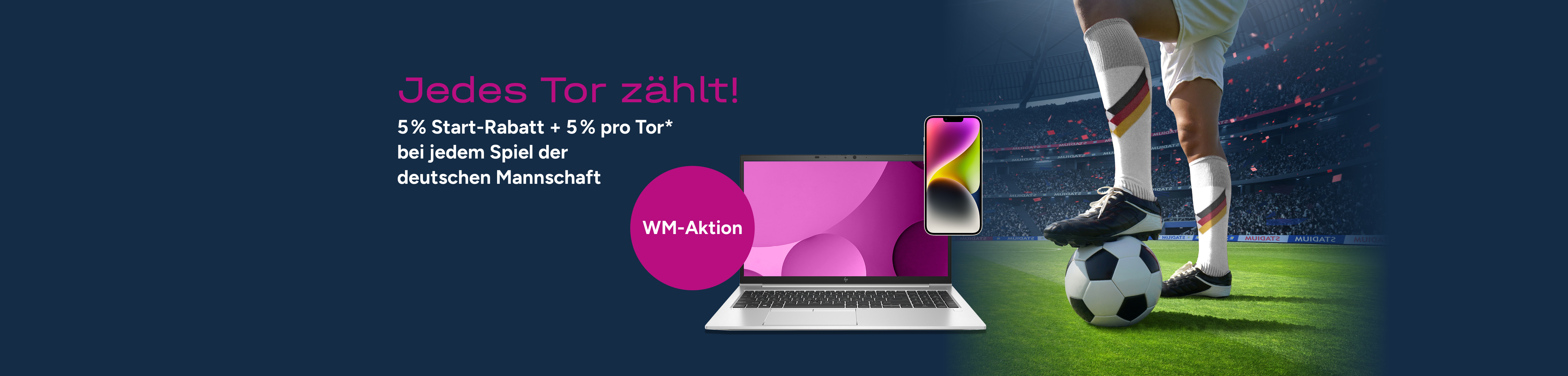 Auf der Grafik sieht man einen Laptop, ein Smartphone und einen Fußballspieler mit einem Ball.