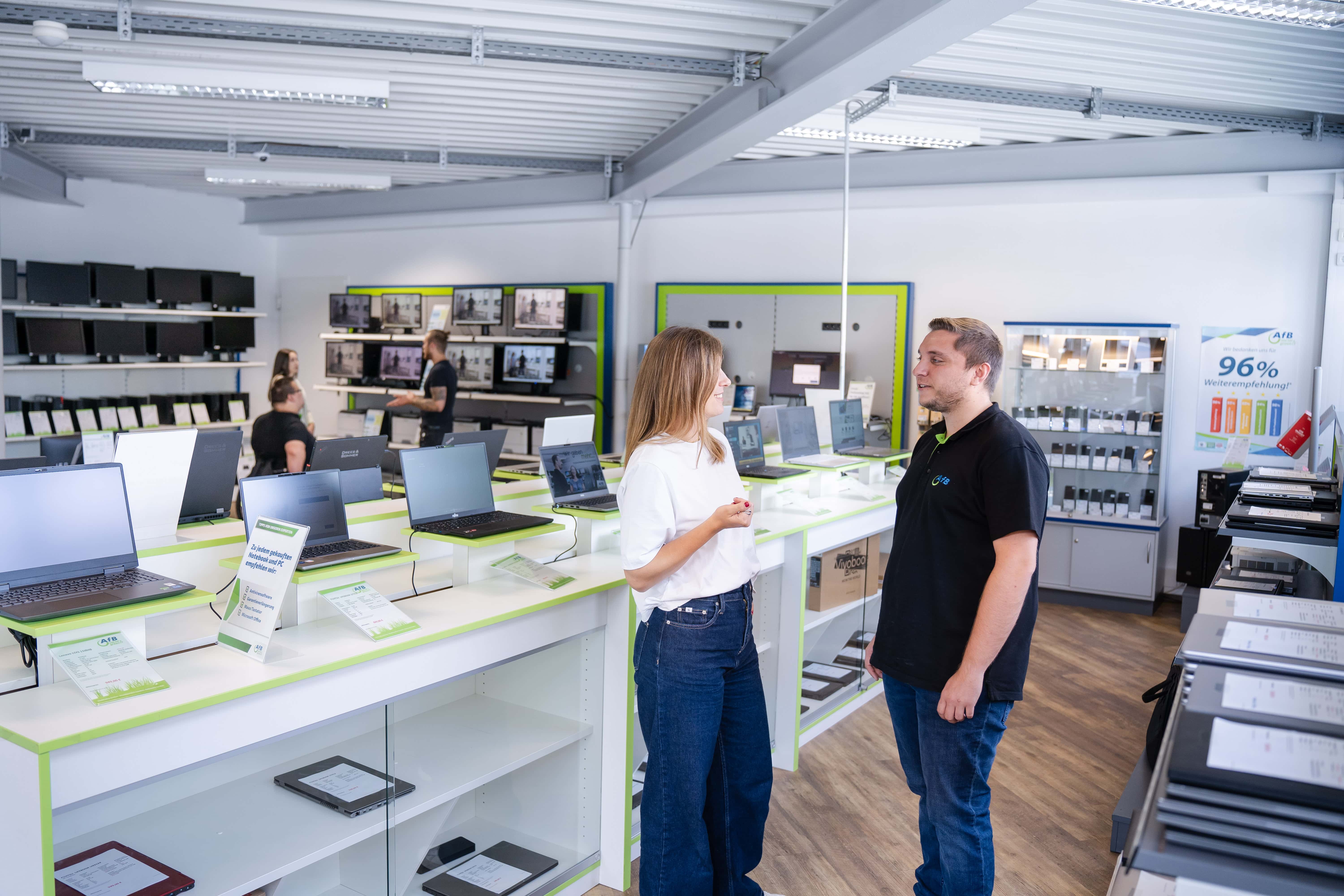 das Bild zeigt Shopmitarbeitende im Kundengespräch