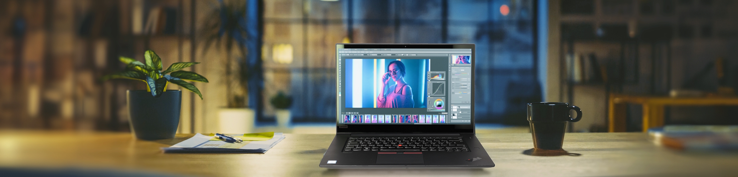 das Bild zeigt ein Lenovo Laptop mit dem typischen roten Punkt auf der Tastatur